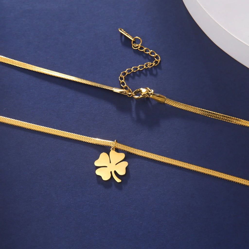 Kaulakoru nelilehtisellä apilariipuksella onnea tuomaan kulta