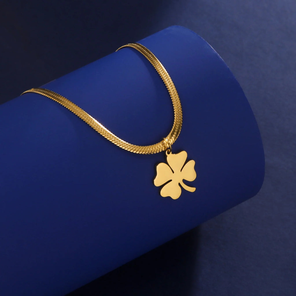 Kaulakoru nelilehtisellä apilariipuksella onnea tuomaan kulta