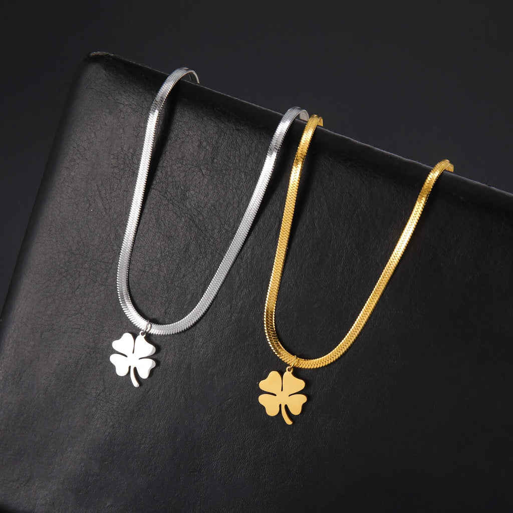 Kaulakoru nelilehtisellä apilariipuksella onnea tuomaan hopea