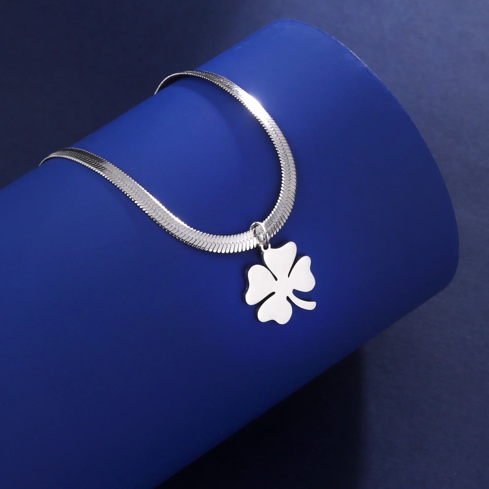 Kaulakoru nelilehtisellä apilariipuksella onnea tuomaan hopea