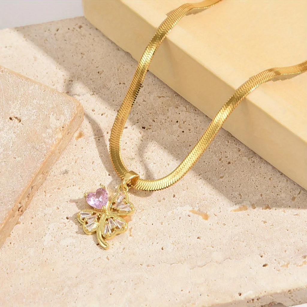 Kaulakoru, jossa nelilehtinen apilan muotoinen onnenamuetti ja zirkoni