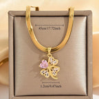 Kaulakoru, jossa nelilehtinen apilan muotoinen onnenamuetti ja zirkoni