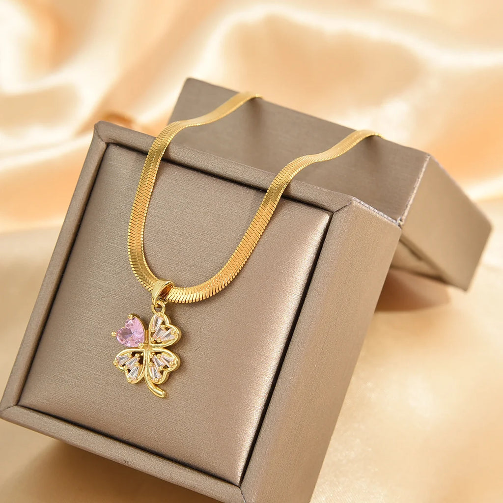 Kaulakoru, jossa nelilehtinen apilan muotoinen onnenamuetti ja zirkoni