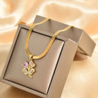 Kaulakoru, jossa nelilehtinen apilan muotoinen onnenamuetti ja zirkoni