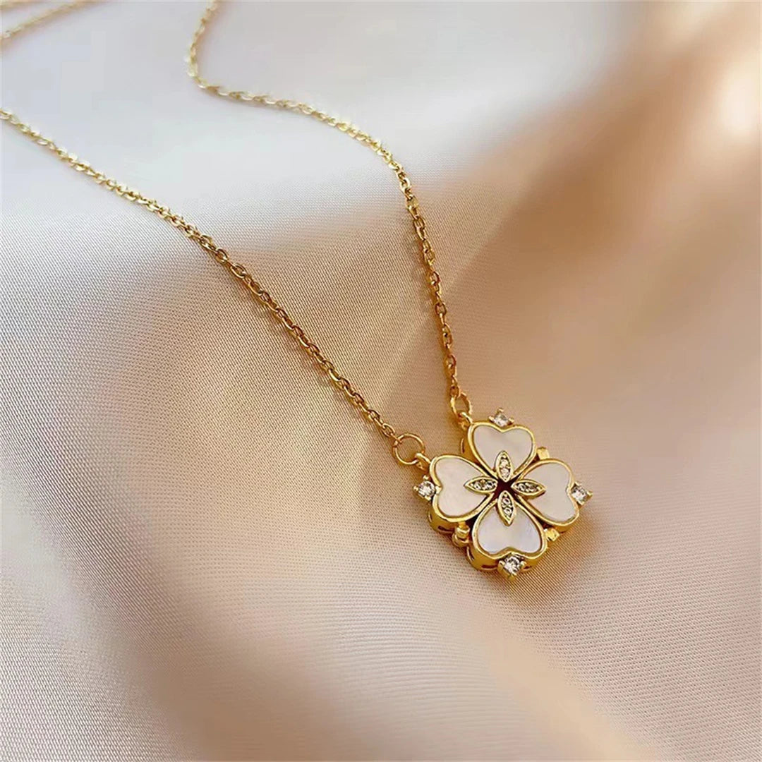 Kaulakoru, jossa on onnenapila-riipus kullassa