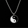 Kaulakoru mustavalkoisella Yin Yang -riipuksella
