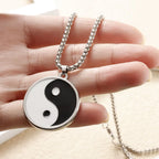 Kaulakoru mustavalkoisella Yin Yang -riipuksella