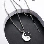 Kaulakoru mustavalkoisella Yin Yang -riipuksella
