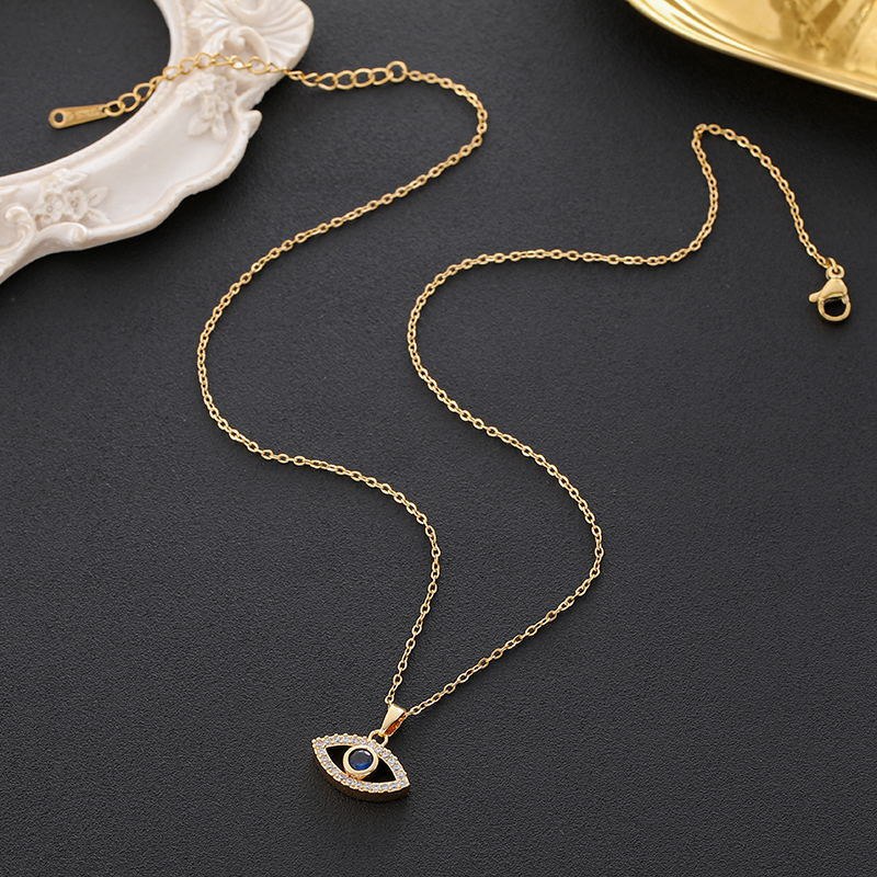 Kaulakoru, jossa on sininen turkkilainen kuunsirppi ja zirconia-riipus 