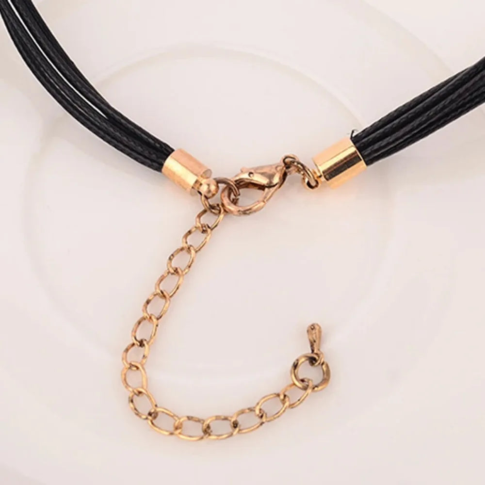 Kaulakoru höyhenriipuksella 