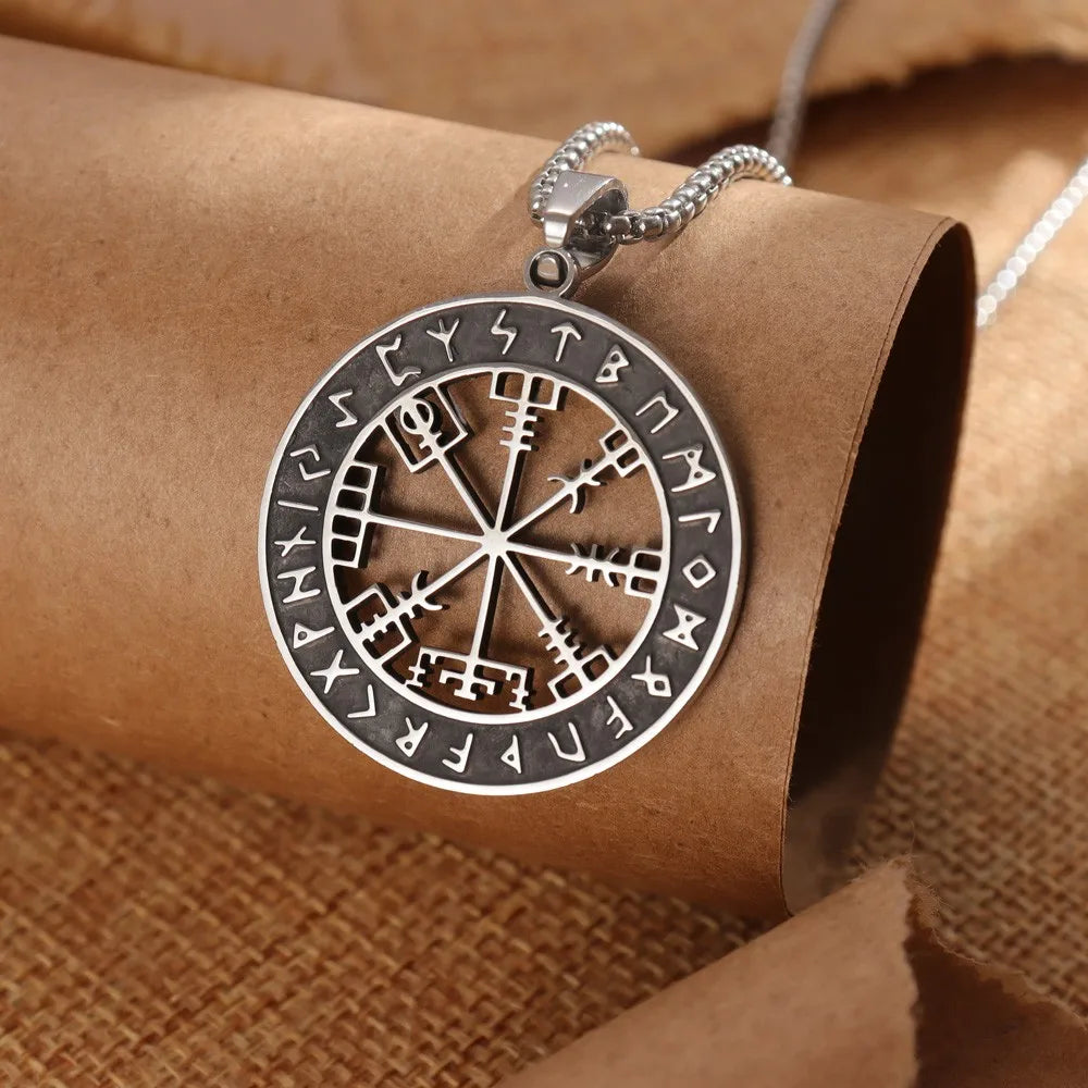 Vegvisir-kompassi kaulakoru musta-hopeisella viikinki-riipuksella