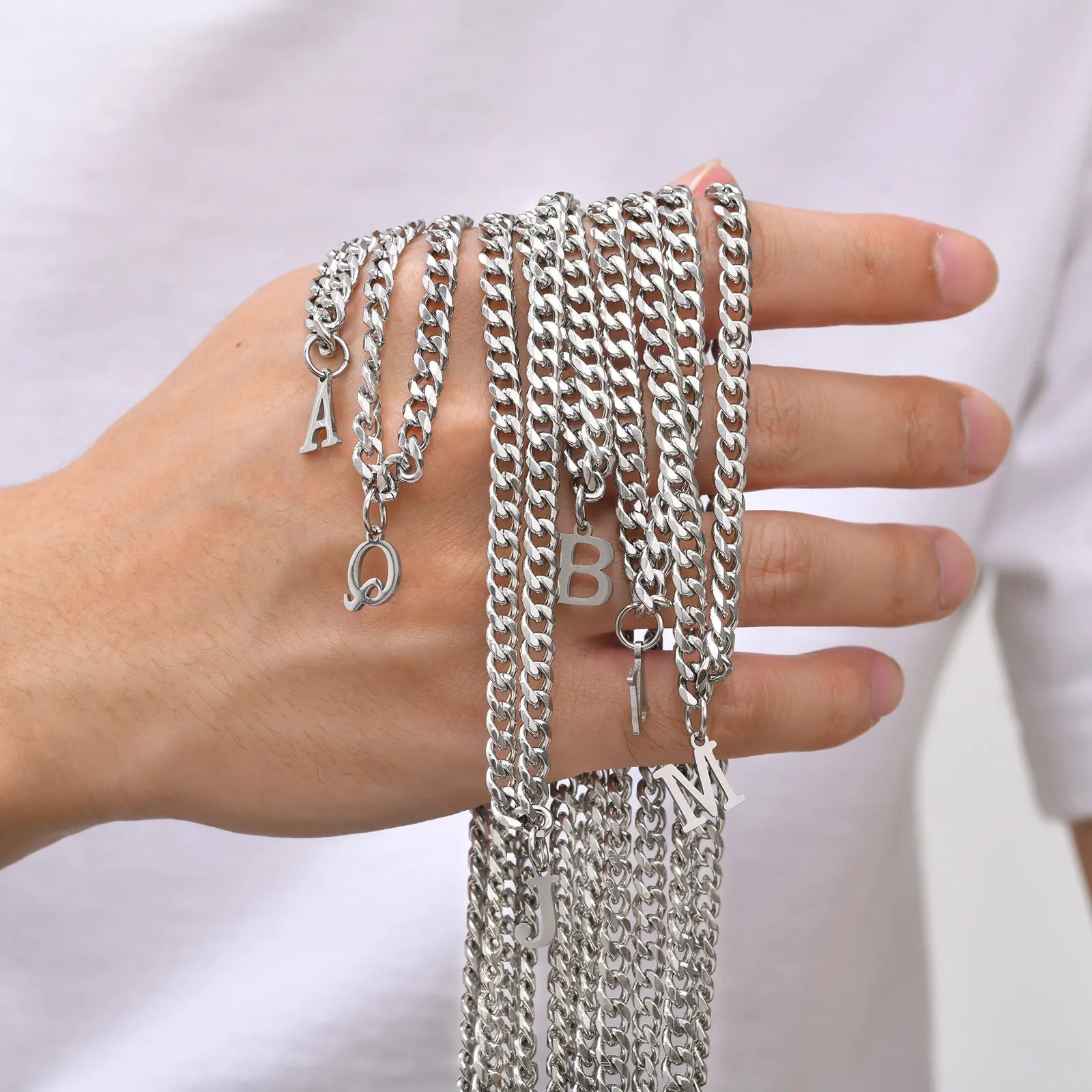 Miesten kaulakoru personoidulla alkukirjainriipuksella 