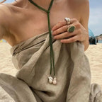 Charm-kaulakoru vihreillä helmiriipuksilla