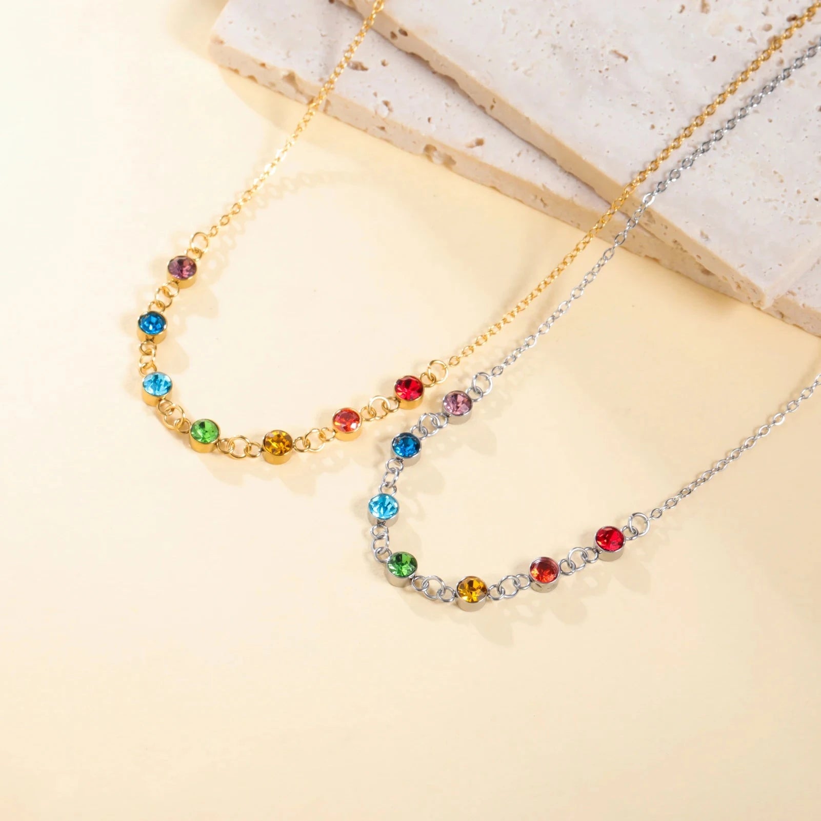 Suojaava kaulakoru 7 chakran kiviriipuksella naisille hopea