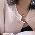 Hienovarainen kaulakoru kuunsirppiriipuksella