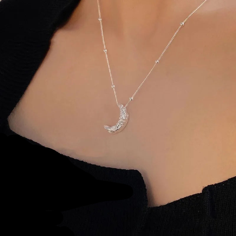 Hienovarainen kaulakoru kuunsirppiriipuksella