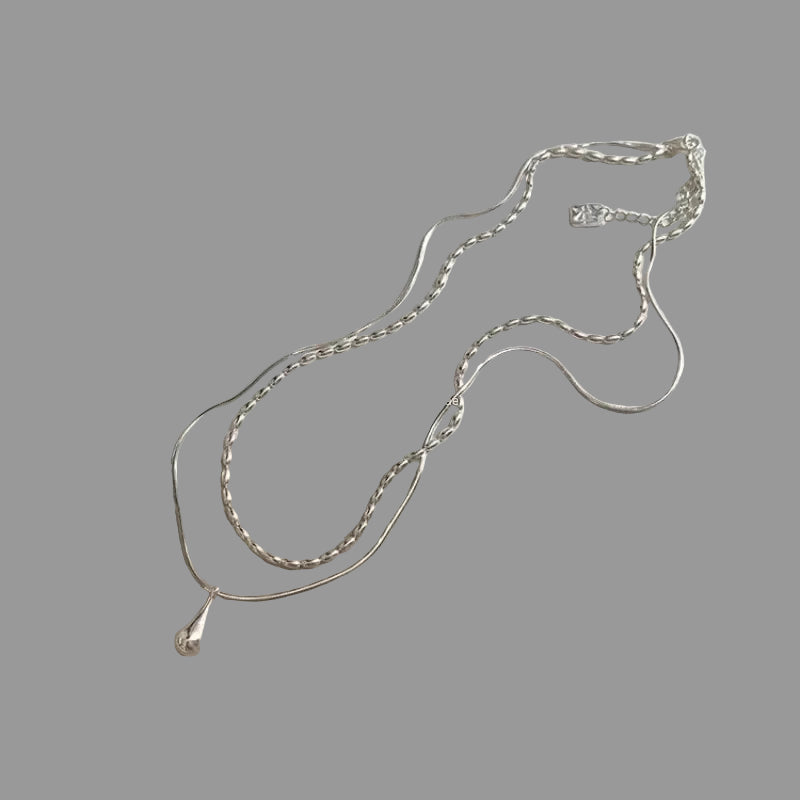 Kaksoiskaulakoru pisaranmuotoisella riipuksella