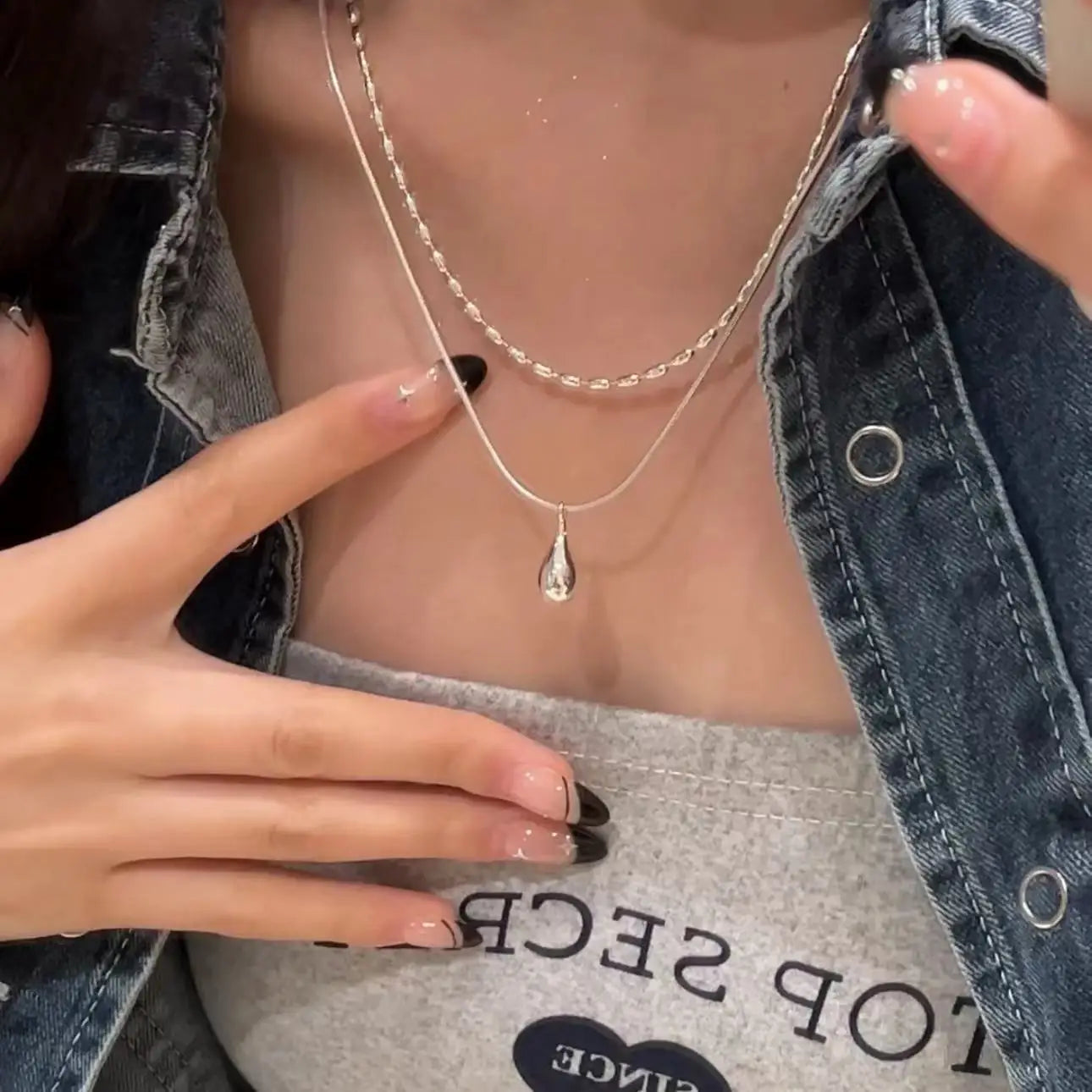 Kaksoiskaulakoru pisaranmuotoisella riipuksella