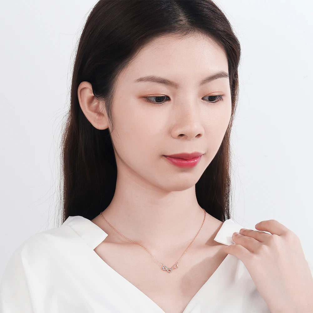 Kaksinkertainen kaulakoru, jossa äärettömyysriipus ja ruusukultainen zirkoni