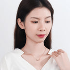 Kaksinkertainen kaulakoru, jossa äärettömyysriipus ja ruusukultainen zirkoni