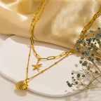 Kaksirivinen kaulakoru, jossa simpukkariipukset, kampasimpukka ja meritähti