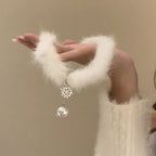 Elegantti höyheninen choker-kaulakoru helmiriipuksella