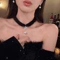 Elegantti höyheninen choker-kaulakoru helmiriipuksella
