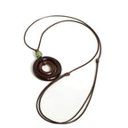 Naisille tarkoitettu köysikaulakoru, jossa pyöreä riipus