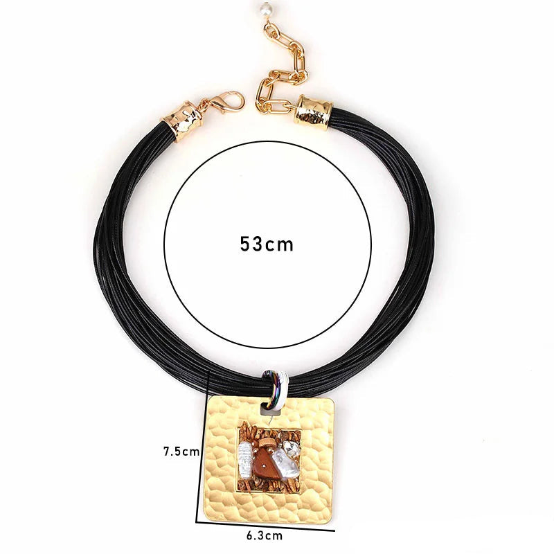 Nauhakorujen kaulakoru neliönmuotoisella riipuksella 