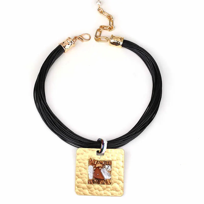 Nauhakorujen kaulakoru mustalla neliönmuotoisella riipuksella