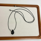 Musta vesipisara-riipus nauhakaulakoru