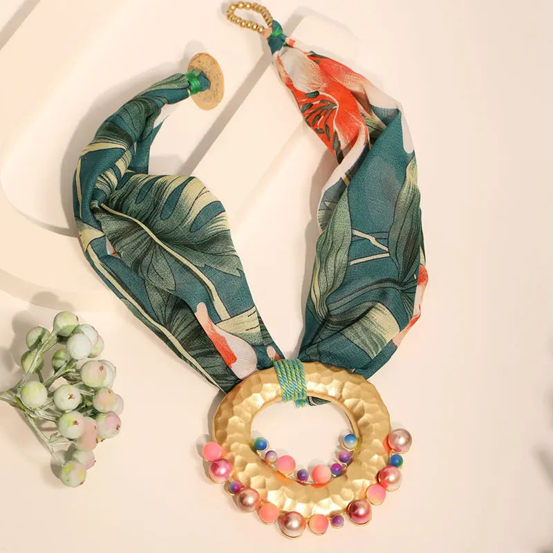 Kangaskaulakoru boheemi chic vihreällä riipuksella