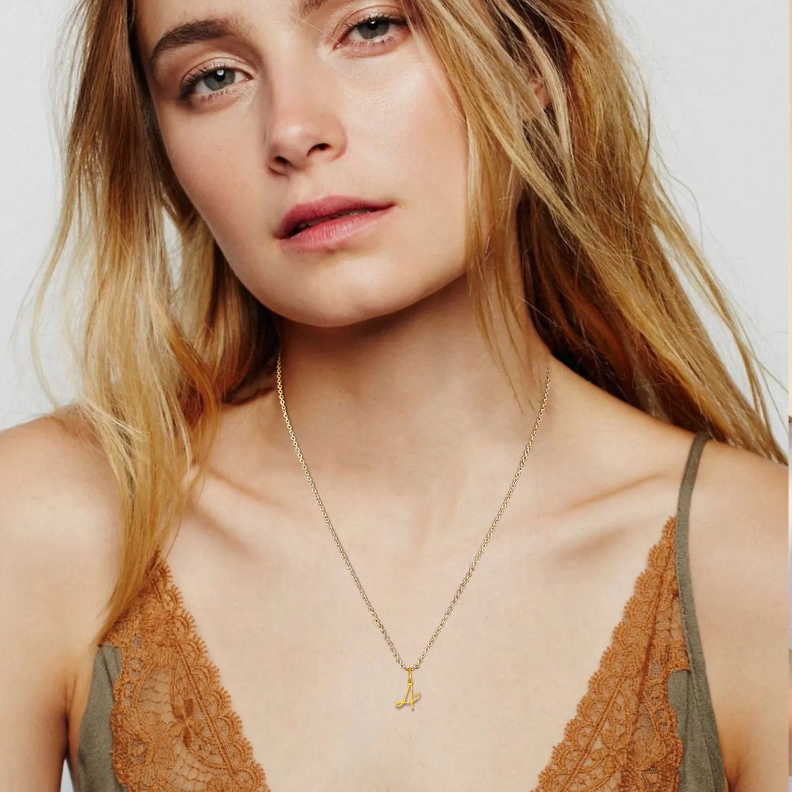 Naisten kaulakoru, jossa on alkukirjainriipus ja sydän