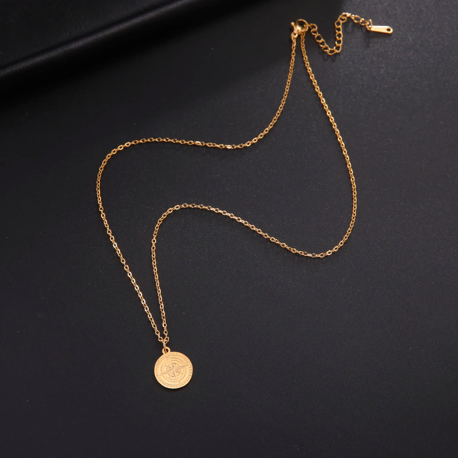 Naisten kaulakoru kompassi riipus tuuliruusu kulta