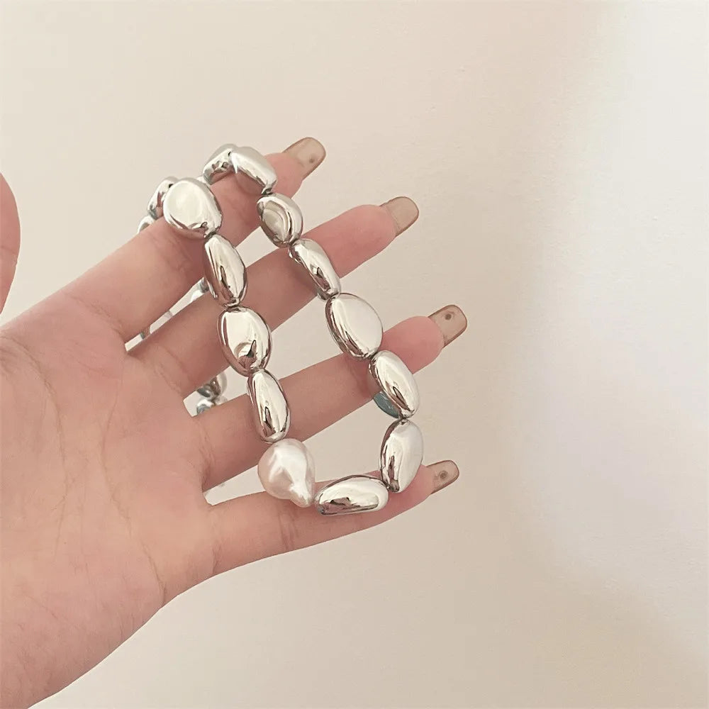 Vintage-tyylinen kaulakoru hopeoiduilla helmillä