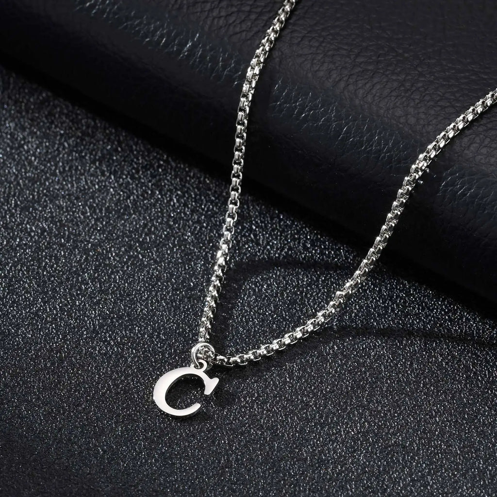 Miesten kaulakoru alkukirjainriipuksella c