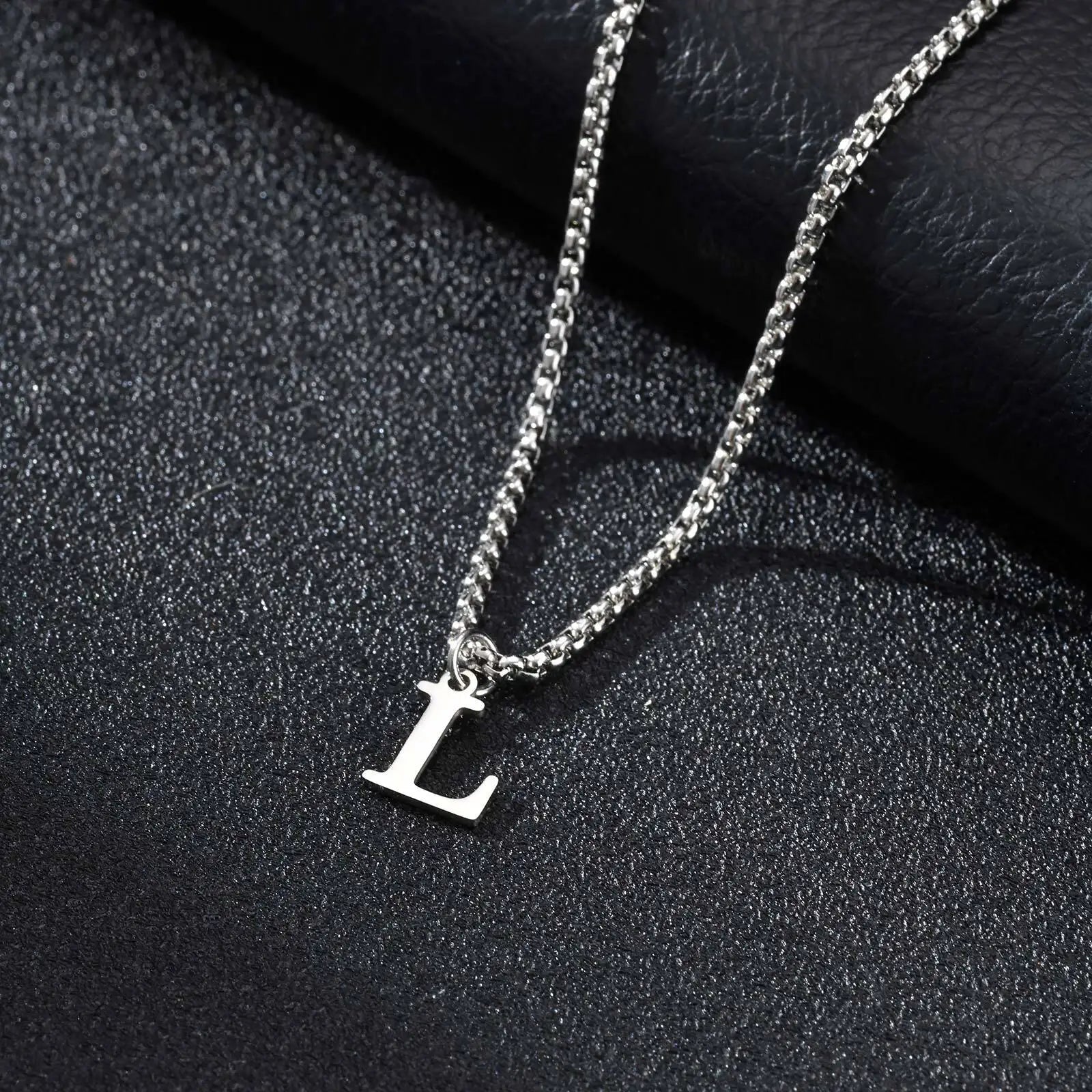 Miesten kaulakoru alkukirjainriipuksella l