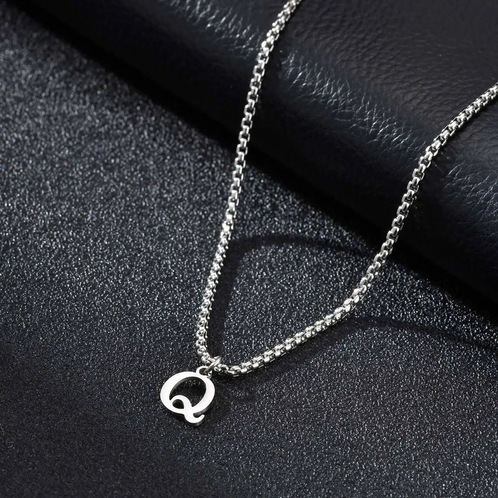 Miesten kaulakoru alkukirjainriipuksella q