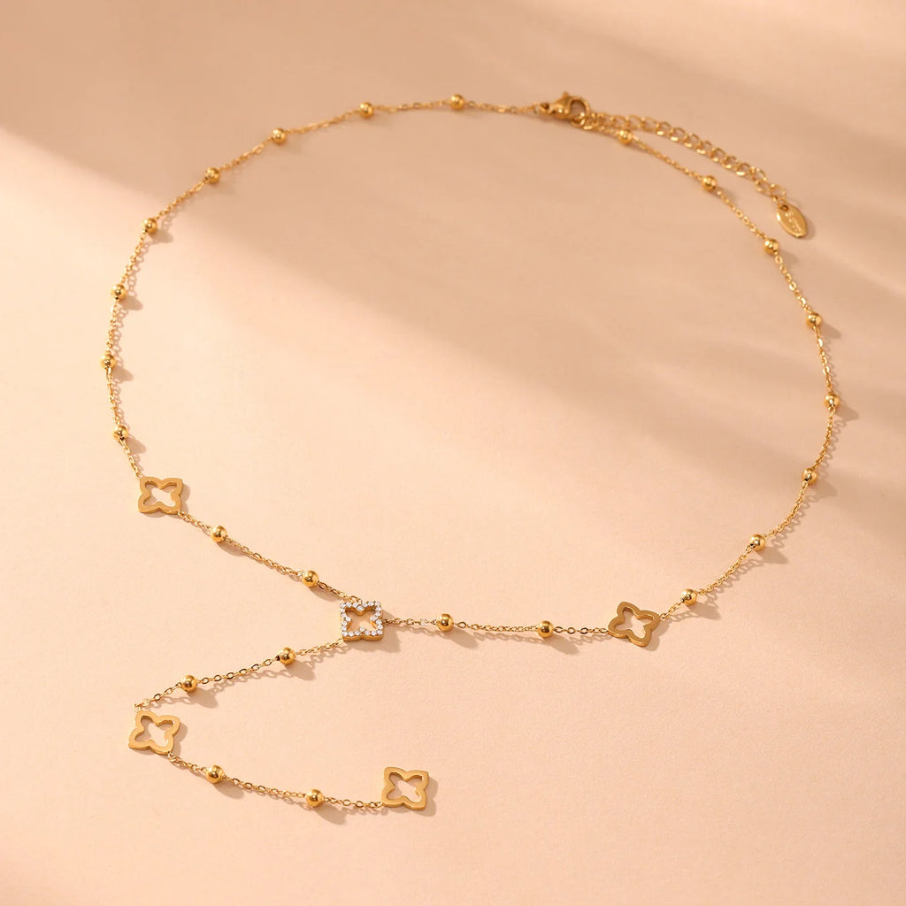 Pitkä kaulakoru, jossa nelilehtinen apila ja zirkoni kulta