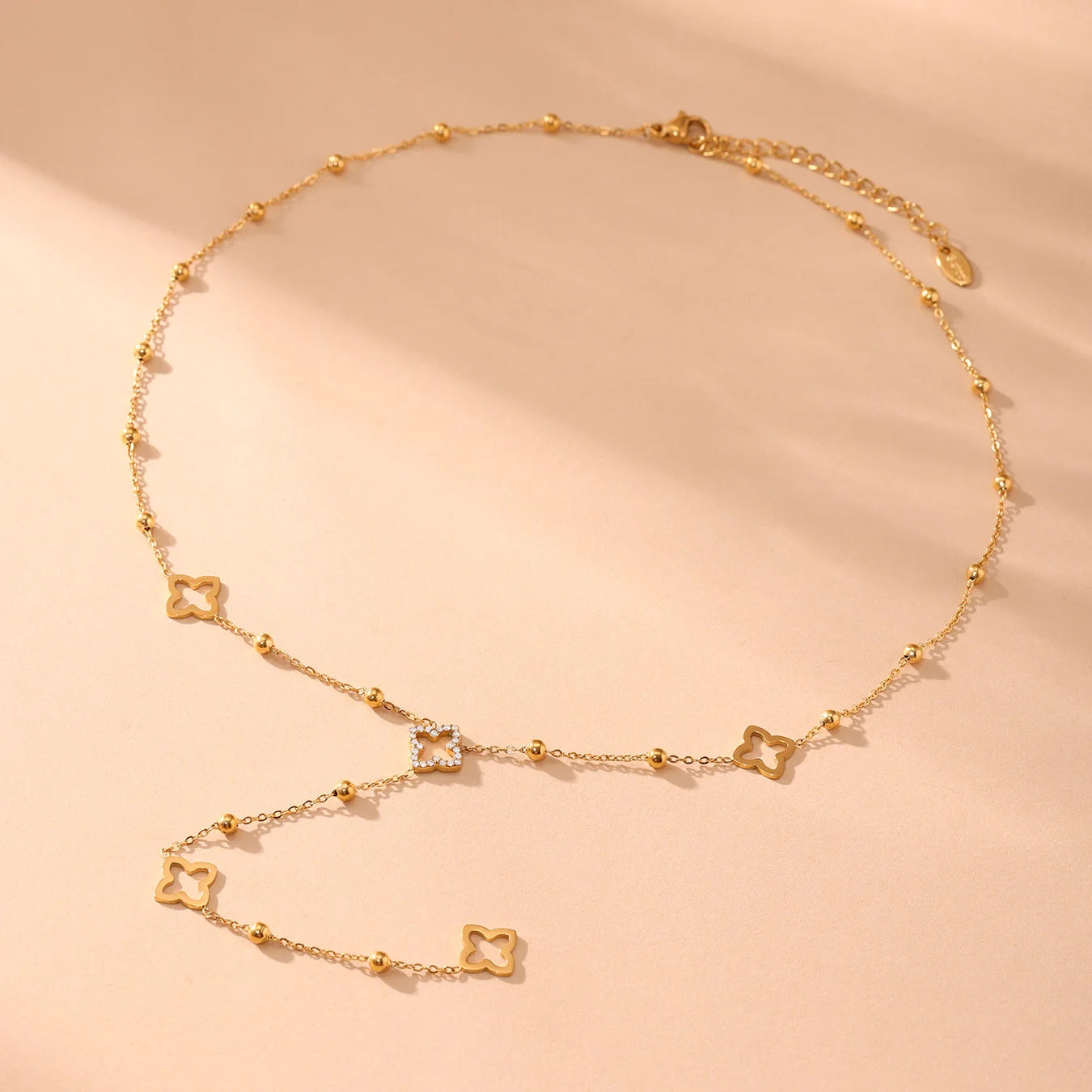 Pitkä kaulakoru, jossa nelilehtinen apila ja zirkoni kulta