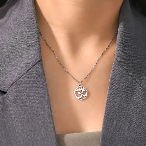 Buddhalainen Om-kaulakoru hopea
