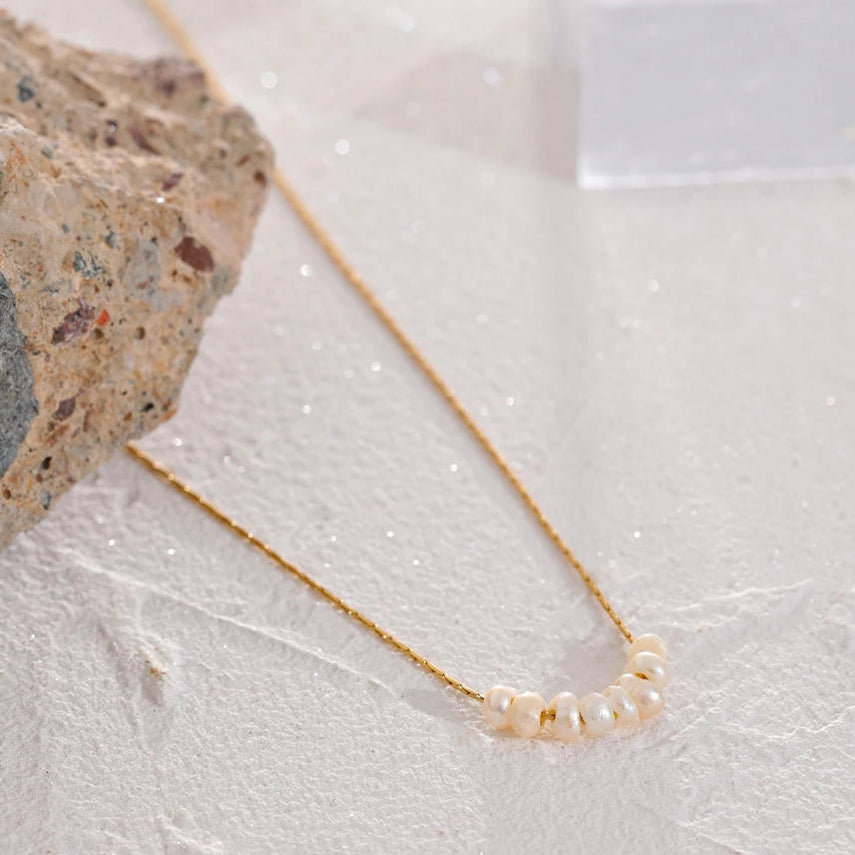 Kaulakoru luonnollisilla helmillä kulta