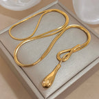 Alkuperäinen kaulakoru kultaisella vesipisaran riipuksella