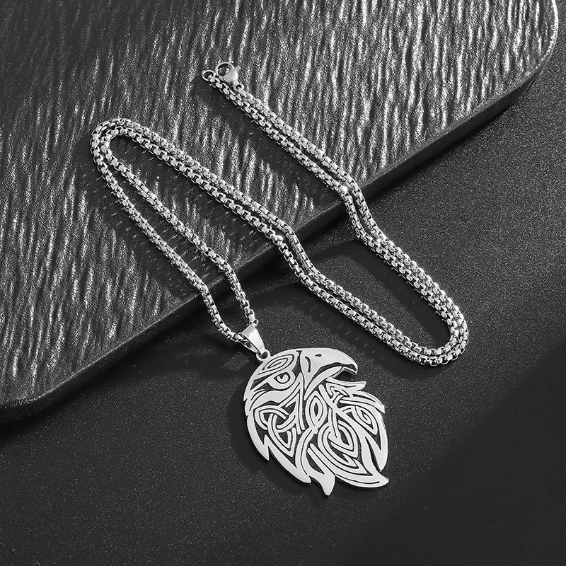 Hopeinen kotka-riipus kaulakorussa