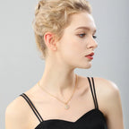 Kaulakoru riipuksella ja zirkoniakukalla a