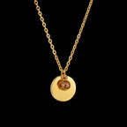 Riipus kaulakorulla syntymäkivellä