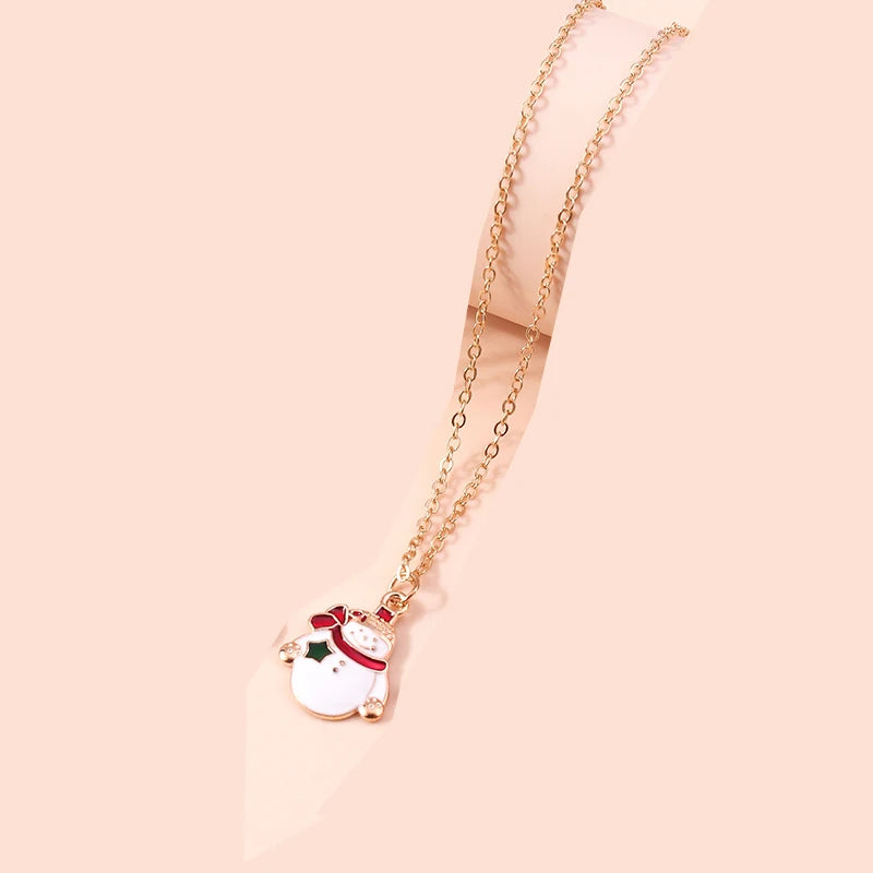 Joulupukin lumiukko-riipus kaulakorussa