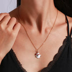 Joulupukin lumiukko-riipus kaulakorussa