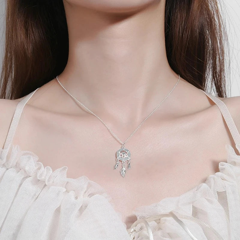 Unelmakuvioiden kaulakoru