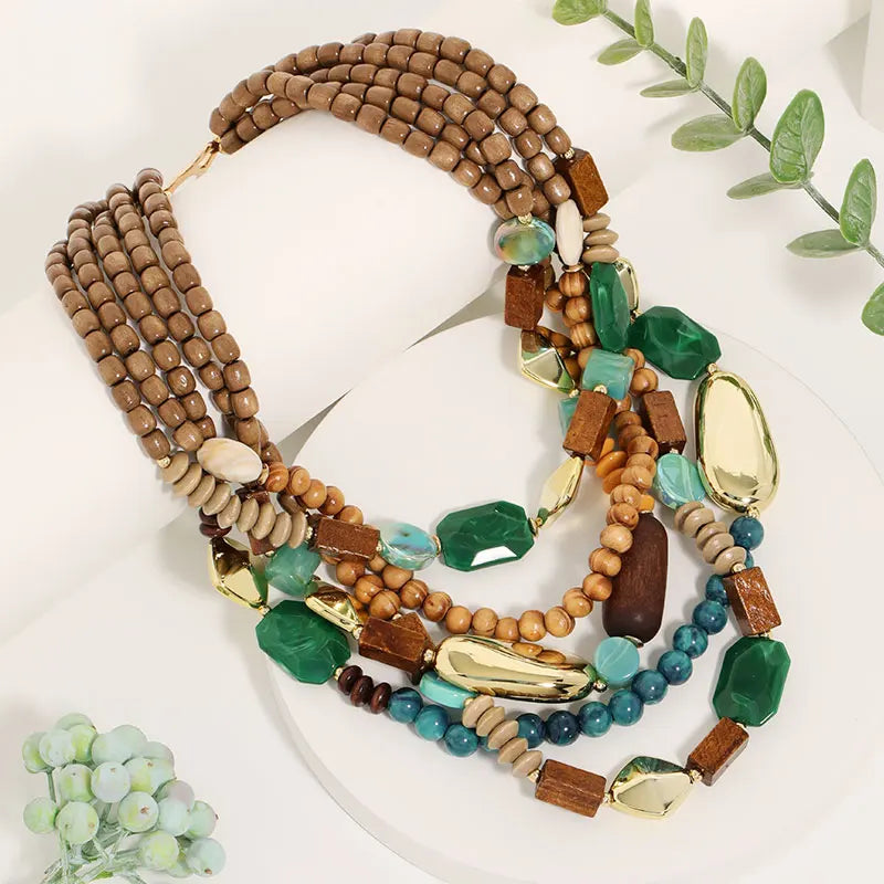 Helmikaulakoru ja vihreä puuriipus